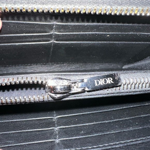 Selling men’s Dior zipped long wallet. Retail price is $1,050 CAD. Condition9/10 - Picture 8 of 10